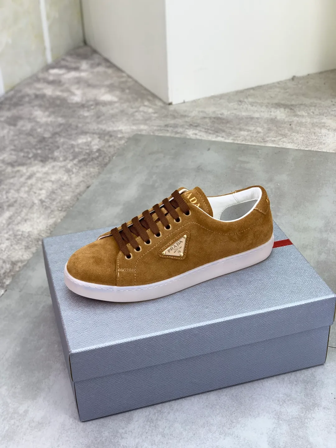 Men's shoes 💰P540💰【New model】The hot model is on the official website, 🆘 The trendy brand (Prada) mainly promotes the hot model, the avant-garde and versatile fashion men's shoes are privately modeled, the cowhide surface is spliced 1:1.. The fashion is simple, the original imported cowhide lining and the cowhide feet; the atmosphere and personality are more fashionable, eye-catching and pursuing class. It will subvert the old idea and be a must-have for fashion trendsetters with you! Must keep it for yourself! Tall and comfortable, large and low, high-end quality workmanship. Size: 38-45; 3️⃣colors available.